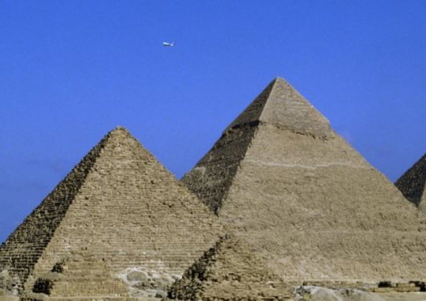 Piramidat u ndërtuan nga alienët? Ndizet një debat i nxehtë online