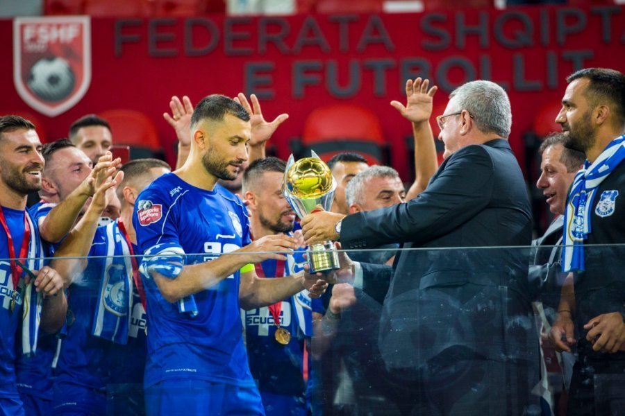Duka u bën ‘qejfin’ finalistëve: Teuta e meritoi Kupën, Tirana titullin
