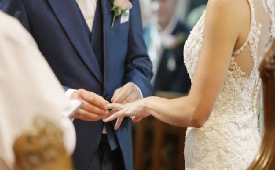 Infektohen 21 persona në një dasmë, mes tyre edhe nusja me dhëndrin…