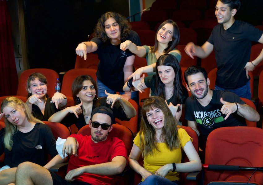 Teatri ‘Teras’ i regjisorit shqiptar që po nxjerr emra të talentuar në tregun e kinemasë turke