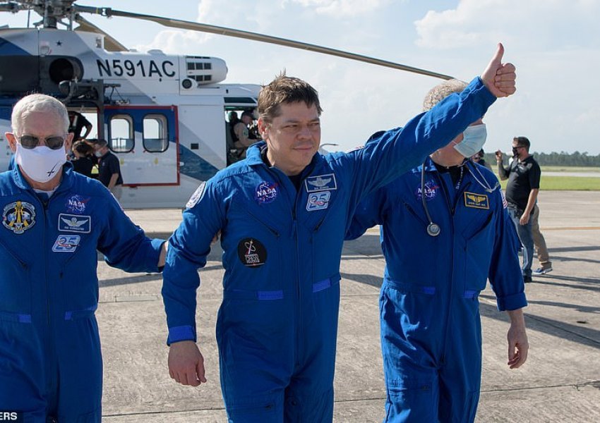 Elon Musk mirëpret në lot astronautët