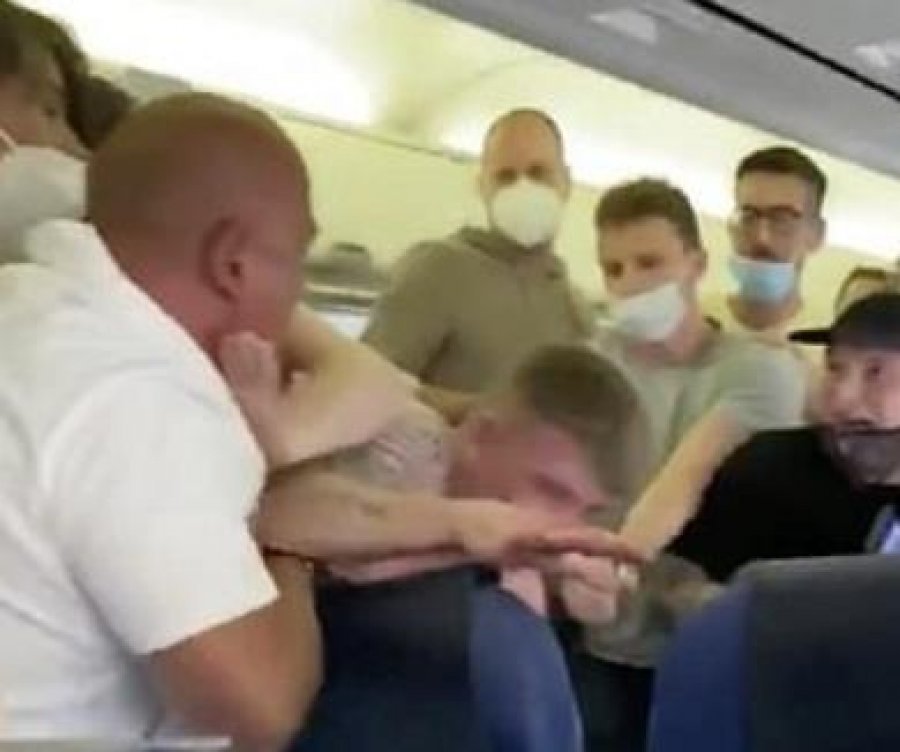 VIDEO/ Plas sherri në avion, pasagjerët e dehur përleshen dhe gjakosen sepse nuk vendosën maskë
