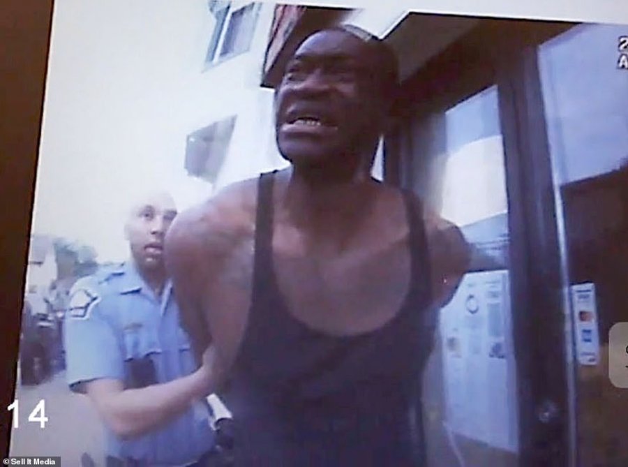 VIDEO E RE/ ‘Ju lutem oficer mos më qëlloni’…George Floyd duke qarë para policëve