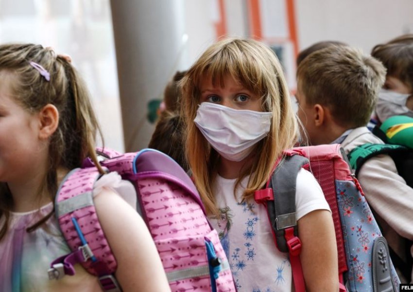 Rëndohen familjet/Këshilli i Prindërve kërkon që maskat për nxënësit t’i sigurojë qeveria