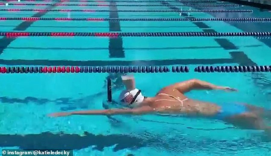 VIDEO/Kampionia olimpike mahnit ndjekësit, noton në gjithë pishinën me gotë qumështi në kokë