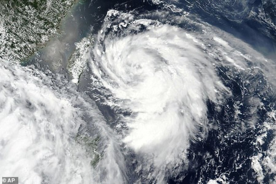 VIDEO/Tajfuni godet Kinën, rrjedha e ujëvarës kthehet mbrapsht