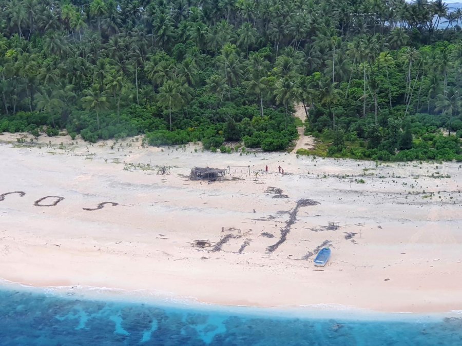 Shkruajtën mesazhin gjigant ‘SOS’ në rërë, shpëtojnë 3 marinarët e bllokuar në ishull 