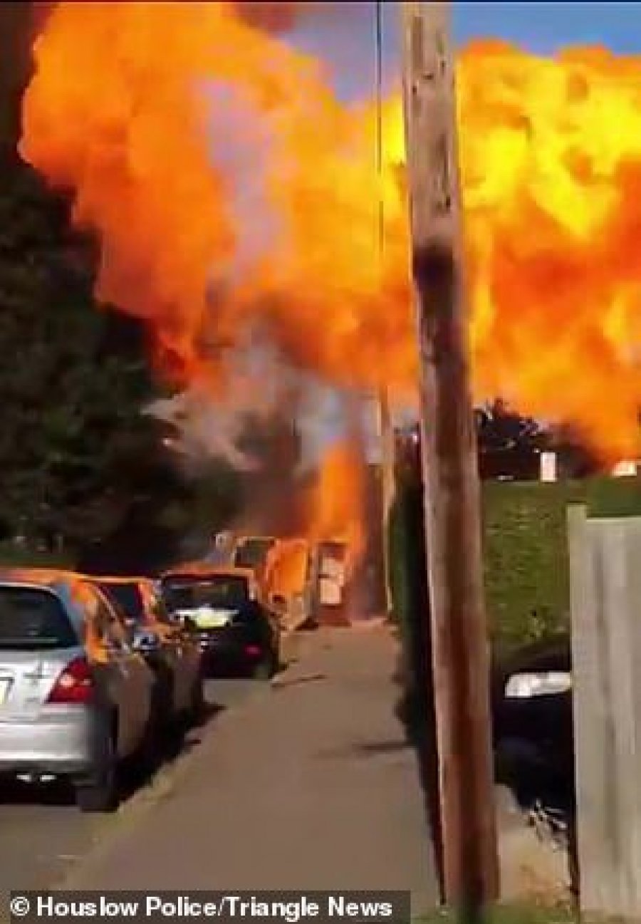 VIDEO/Shpërthimi i tmerrshëm në Londër, furgoni përpihet nga flakët