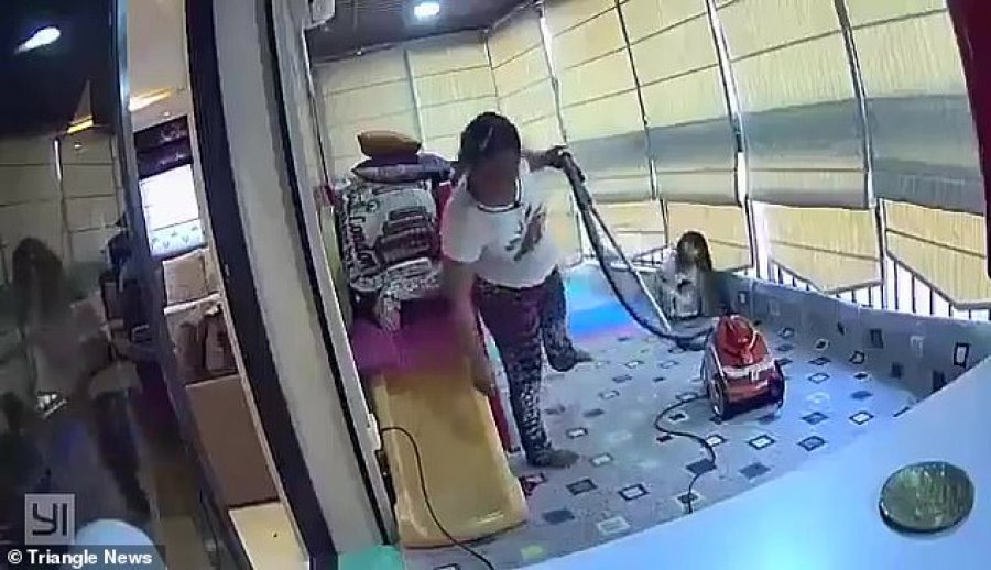VIDEO tronditëse/ Gruaja mbron vogëlushen pas shpërthimit