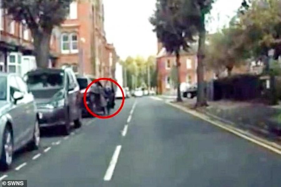VIDEO/Gruaja tërhiqet zvarrë nga makina e saj, u përpoqën t’ia vjedhin