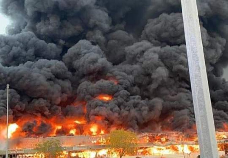 VIDEO/ Zjarri masiv 'pushton' tregun në Ajman të Emirateve të Bashkuara Arabe