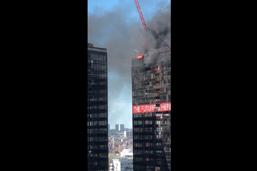 VIDEO/ Zjarri përfshin Kullën e Qendrës Botërore të Tregtisë në Bruksel, tymi i zi mbulon zonën