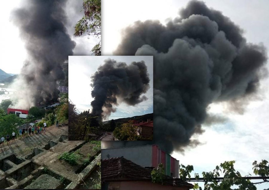 VIDEO/ Pamje të frikshme, zjarri shkrumbon fasonerinë në jug të vendit 