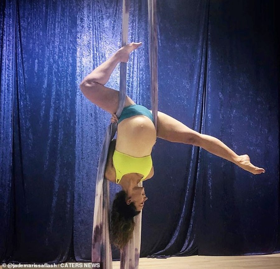 Kërcimtarja profesioniste vazhdoi kërcimin në tub, edhe pse 37 javëshe shtatzënë