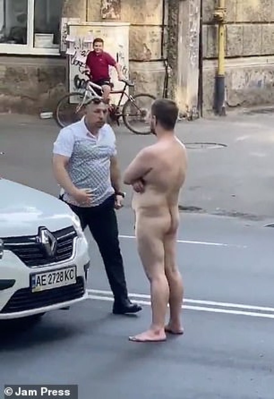 VIDEO/Burri qëndronte nudo para makinave duke bllokuar trafikun, mori përgjigjien e papritur…