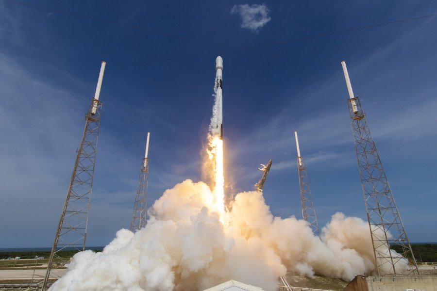 Internet në hapsirë/ Falcon 9 niset sërish jashtë orbitës me 57 satelitë në bord
