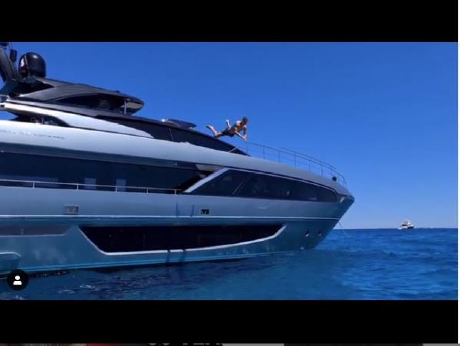 ‘Luan në tokë,peshkaqen në det’ Ibrahimoviç bën hedhje spektakolare nga jahti i tij