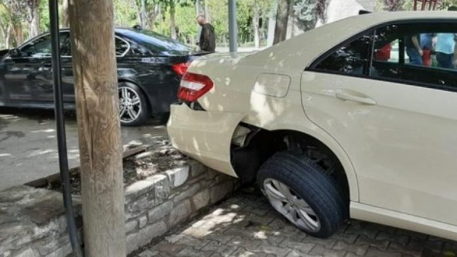 Shoferi tapë/ Katër të plagosur në Tiranë, makina përplas këmbësorët në trotuar
