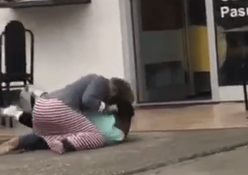 Video/ Dy femra ia shkulin flokët njëra-tjetrës në trotuar, në Pejë 