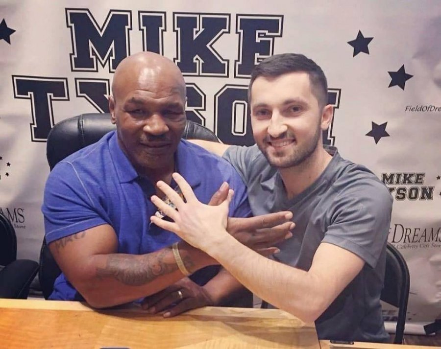 Legjenda e boksit, Mike Tyson bën shqiponjën me mjekun shqiptar 