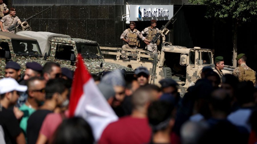 Puç ushtarak në Bejrut? Protestuesit udhehiqen nga ish oficerë të ushtrisë libaneze
