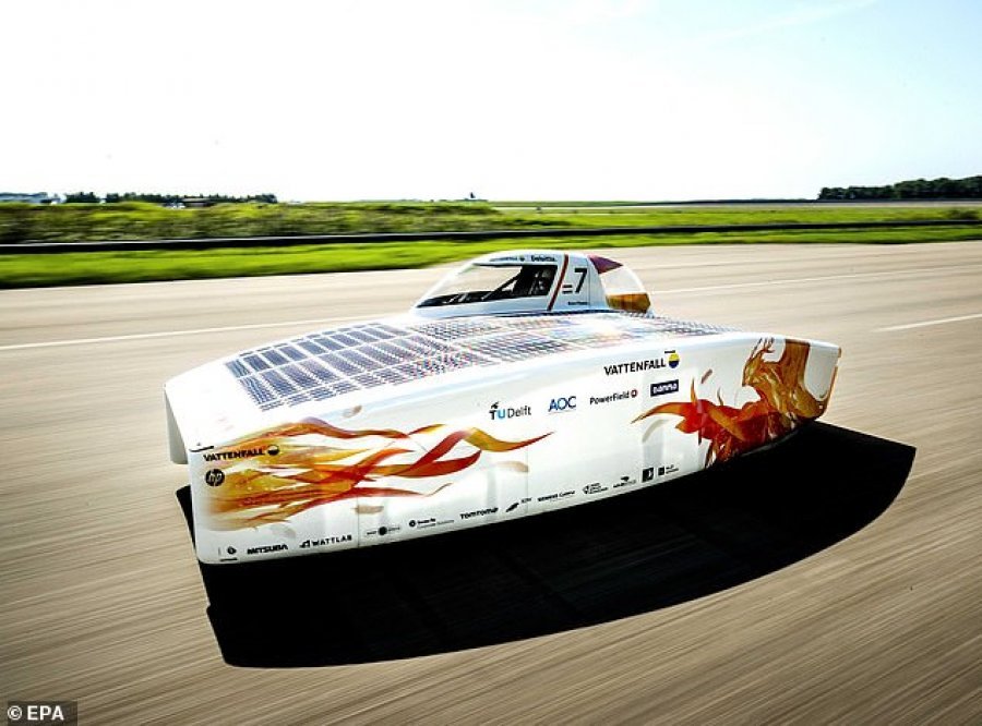 VIDEO/Makina e furnizuar me energji diellore përpiqet të thyejë rekordin botëror