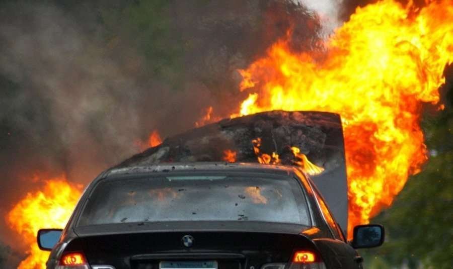 Elbasan, digjen dy makina të një biznesmeni, i spërkatën me benzinë para se t'u vinin zjarrin