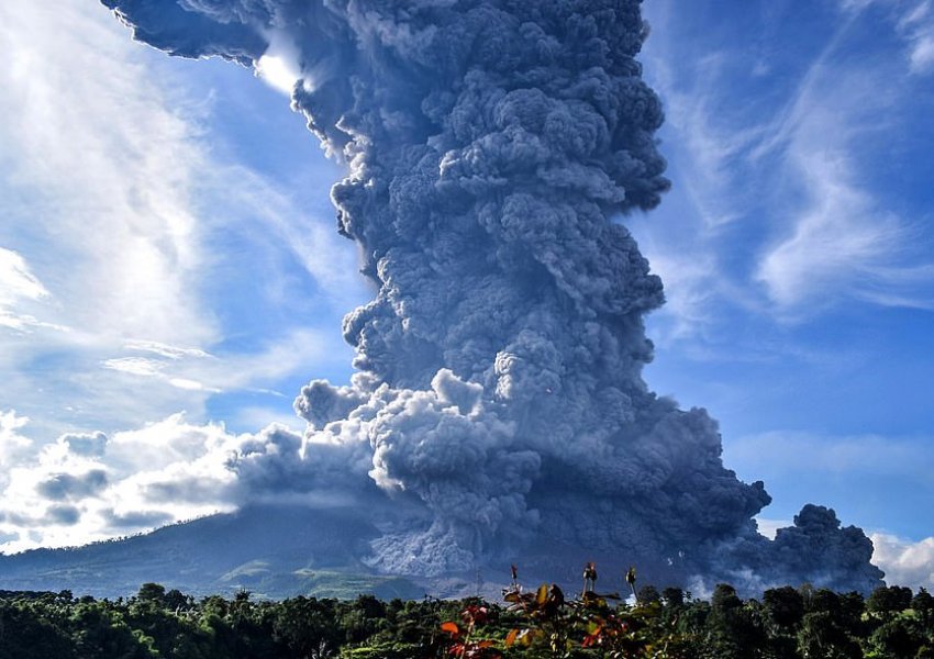 VIDEO/Shpërthen vullkani indonezian