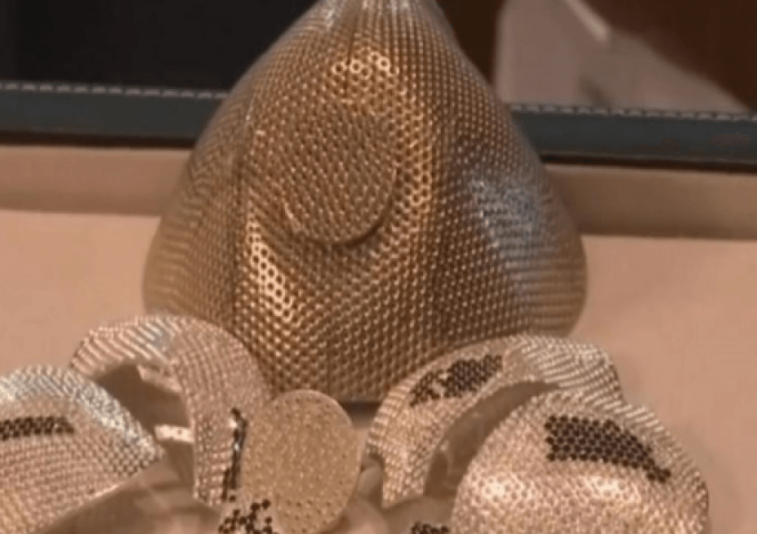 Maskë ari e mbuluar me diamante/ Biznesmeni kinez shpenzon 1.5 milion dollarë 