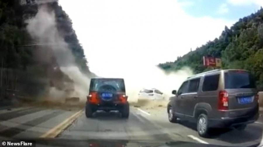 VIDEO/Pamje tronditëse, shkëmbinjtë bien nga mali në autostradën e ngarkuar