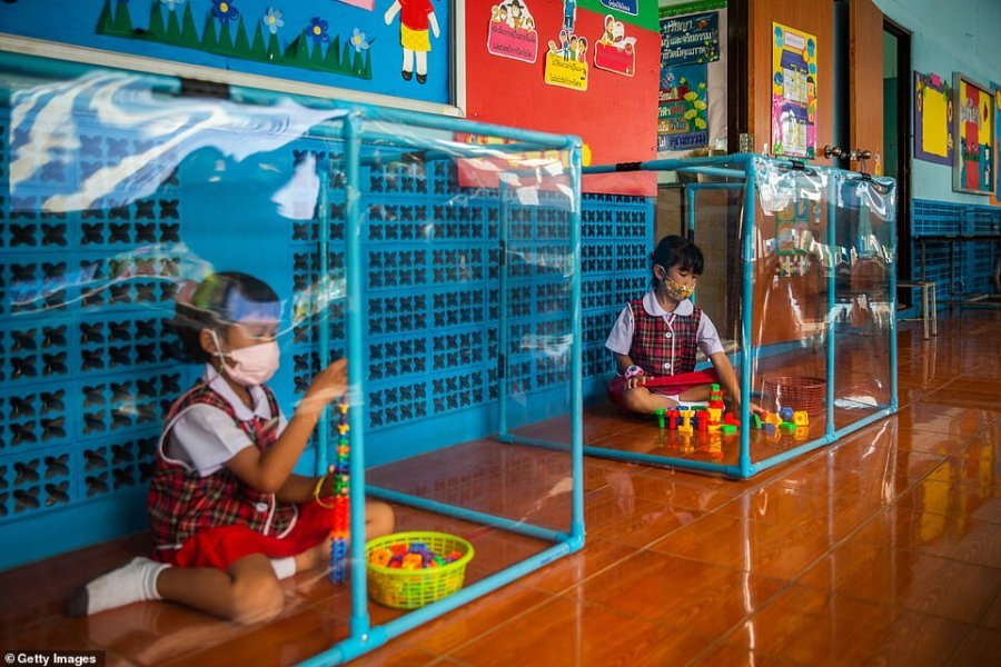 Shkolla më e rreptë në botë, fëmijët studiojnë brenda kutive plastike