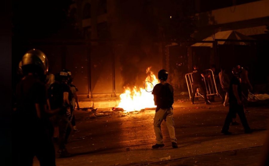 Shpërthen zjarri pranë parlamentit të Libanit, në mes të përleshjeve me protestuesit