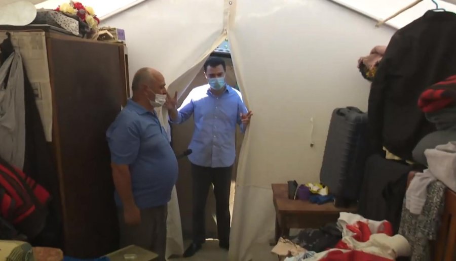 VIDEO/  Basha në familjen Barruku, që jeton prej muajsh në çadër dhe e skualifikuan nga ndihma!
