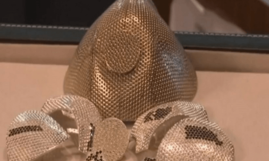 Maskë ari e mbuluar me diamante/ Biznesmeni kinez shpenzon 1.5 milion dollarë 