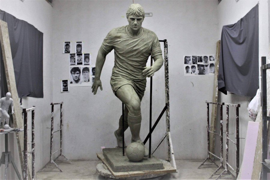 Kosovë: statuja e Fadil Vokrrit gati për t'u ngritur në stadium, Hoti publikon foton