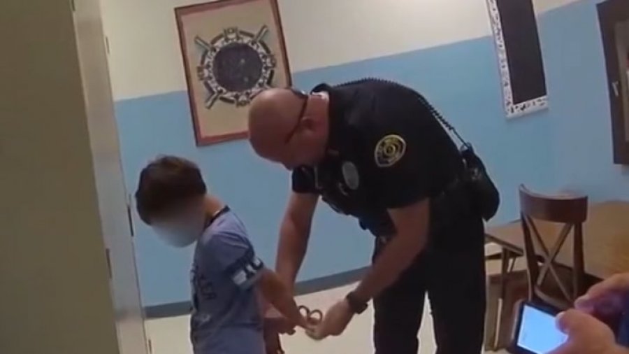 VIDEO/ Policët prangosin 8 vjeçarin brenda shkollës, i mituri qan me duart e lidhura  