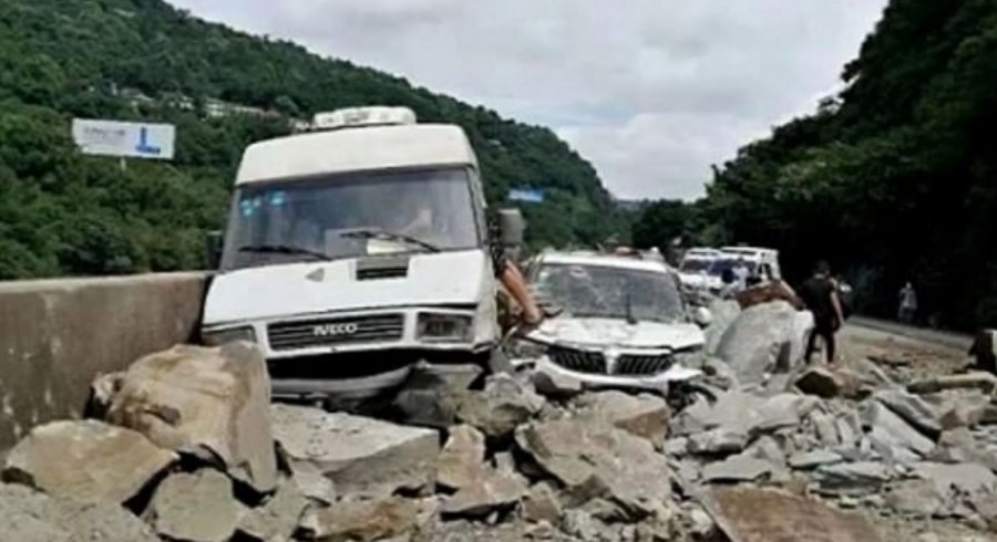 VIDEO/ Shkëmbinjtë shkëputen nga mali dhe bien mbi makinat, raportohen të plagosur