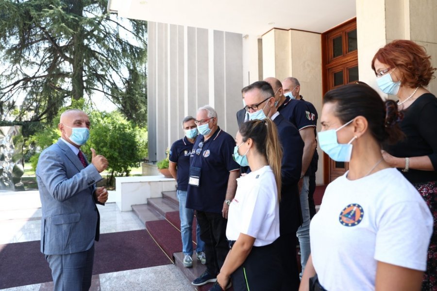 Presidenti Meta pret ekipin e mjekëve italianë, që po ndihmojnë Shqipërinë