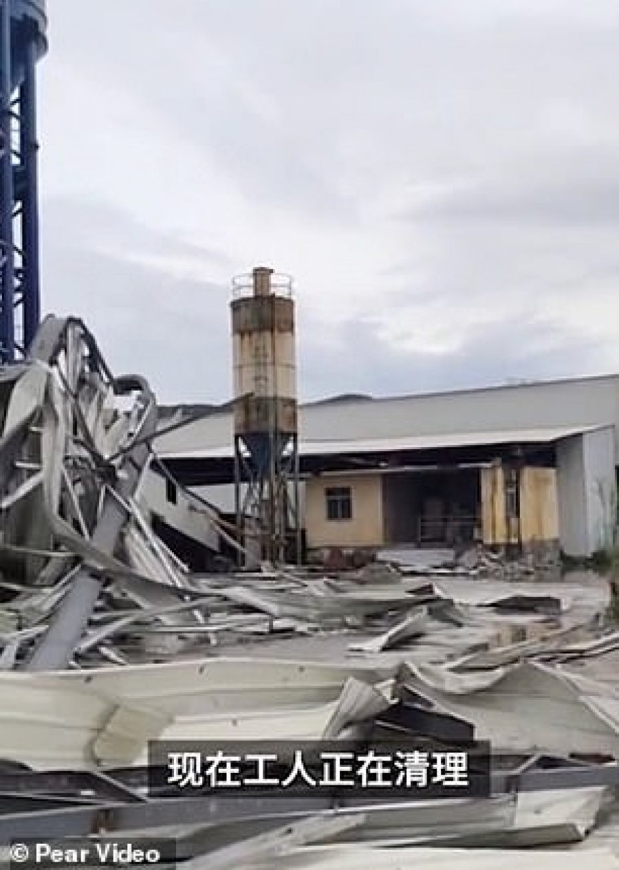 VIDEO/Filmimet tronditëse, tajfuni shemb fabrikën në Kinë
