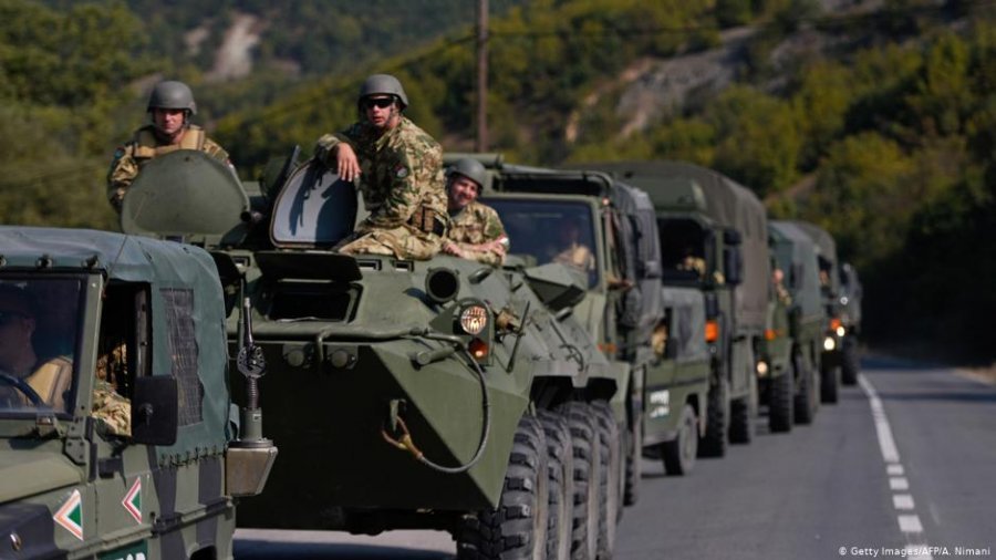 Patrullimet e KFOR me ushtrinë serbe brenda Kosovës nxisin kritika të ashpra