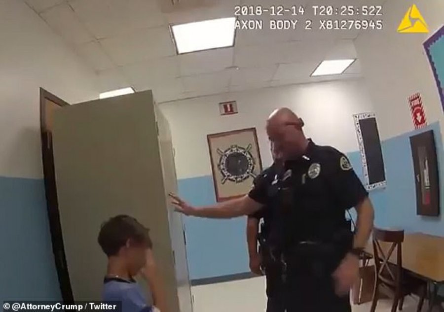 VIDEO/Incidenti tronditës, policët prangosin djalin me aftësi të kufizuara
