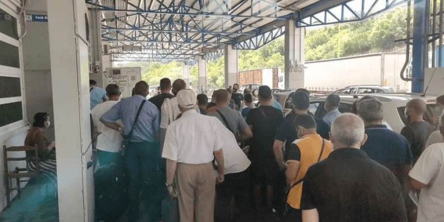 Vërshim shqiptarësh në Kakavijë, dorëzohen doganierët grekë: Nuk i përballojmë dot!