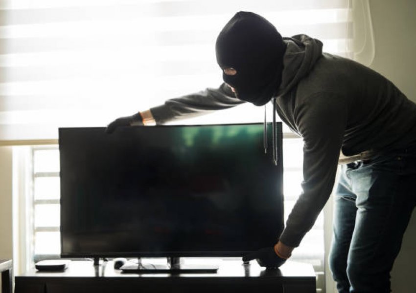 Tronditëse, dy të rinjtë vjedhin televizorin gjigant brenda pak sekondash
