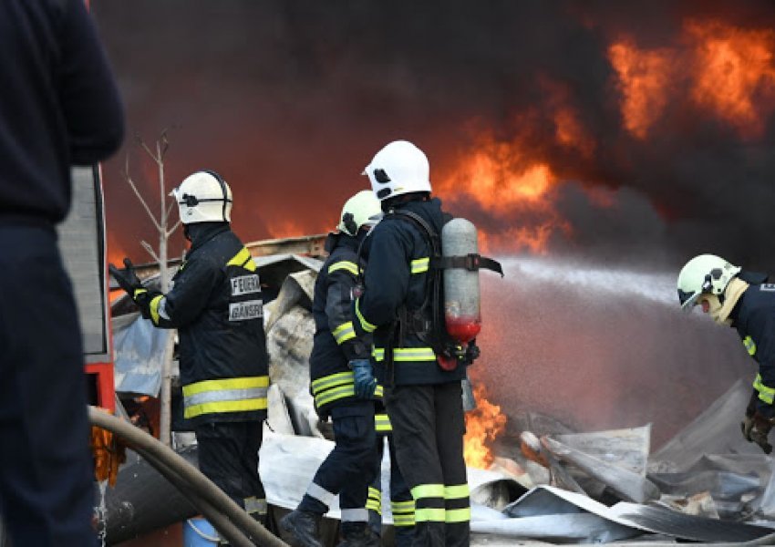 Zjarr i fuqishëm brenda fabrikës së paletave në Fushë Krujë