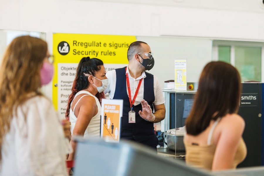Aeroporti i Rinasit: Kujdes! Në fluturimet drejt Greqisë iu kërkohet testi për COVID-19