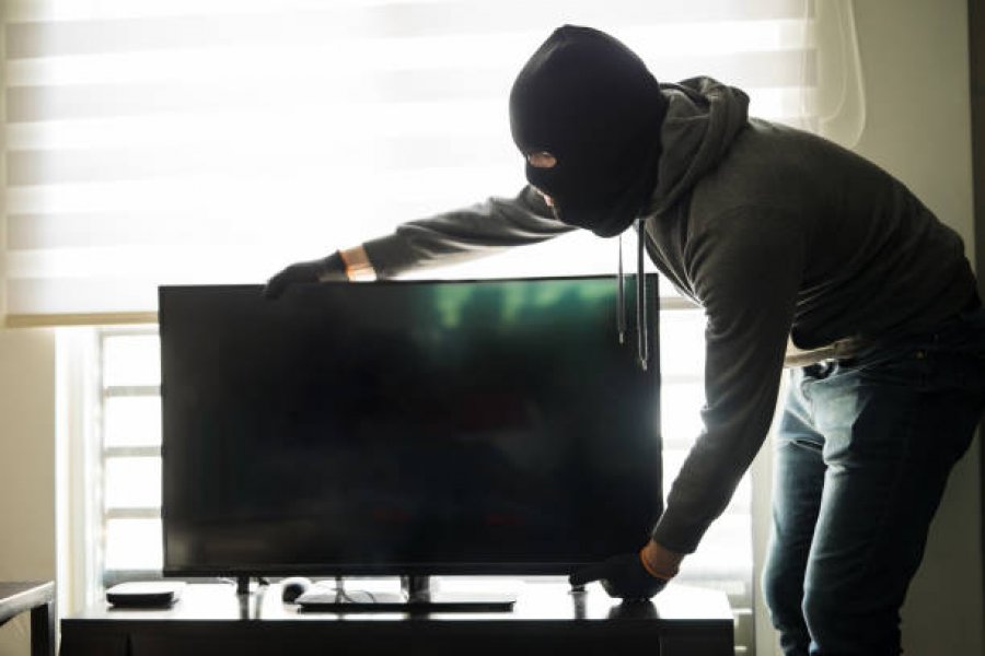 VIDEO/Tronditëse, dy të rinjtë vjedhin televizorin gjigant brenda pak sekondash