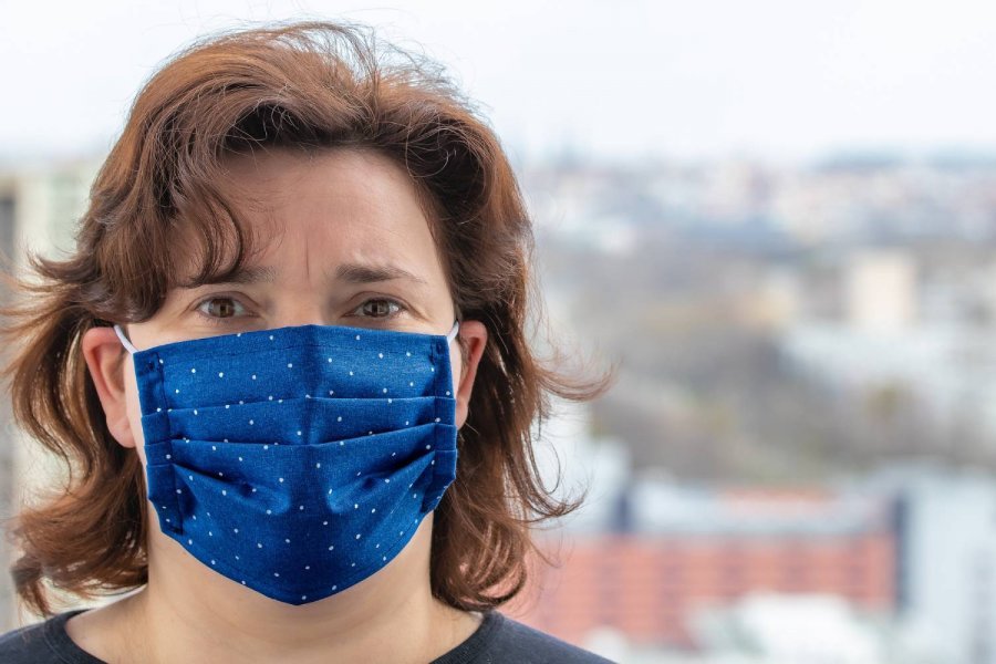 VIDEO/ Si t'i mbani maskat prej pëlhure, pa u rrezikuar