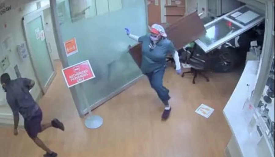 VIDEO/E moshuara humb kontrollin e mjetit, futet brenda në spital duke vrarë një person