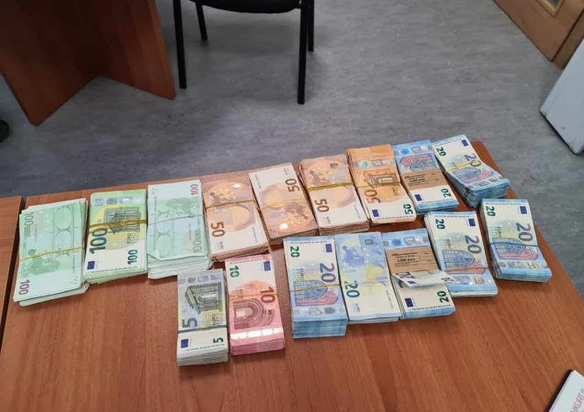 Një person tentoi t'i fusë nga Serbia, konfiskohen mbi 65 mijë euro në Merdare