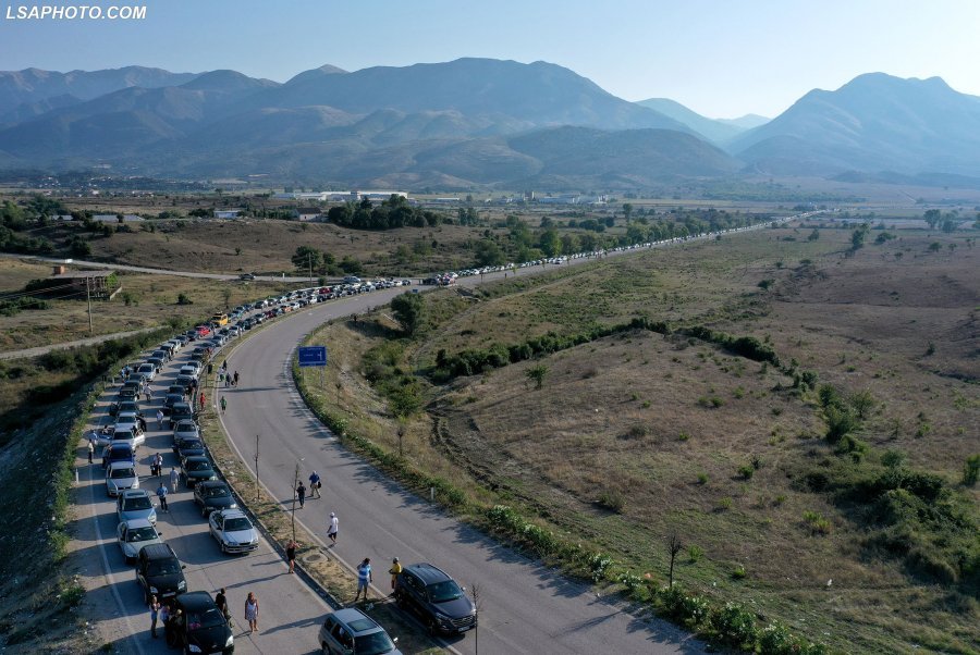 Vazhdon kaosi kilometrik në Kakavijë: mijëra shqiptarë presin të shkojnë në Greqi